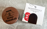 Logogravur auf Kräutermühle max 5x5cm (gewünschtes Logoformat: .png, .jpg, .eps, .svg)